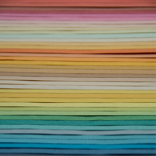 Een stapel karton met verschillende kleuren. 