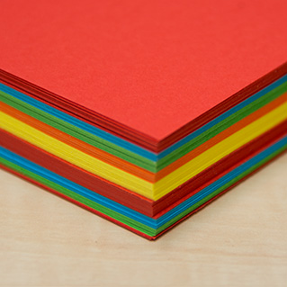 Een stapel papier met verschillende kleuren. 